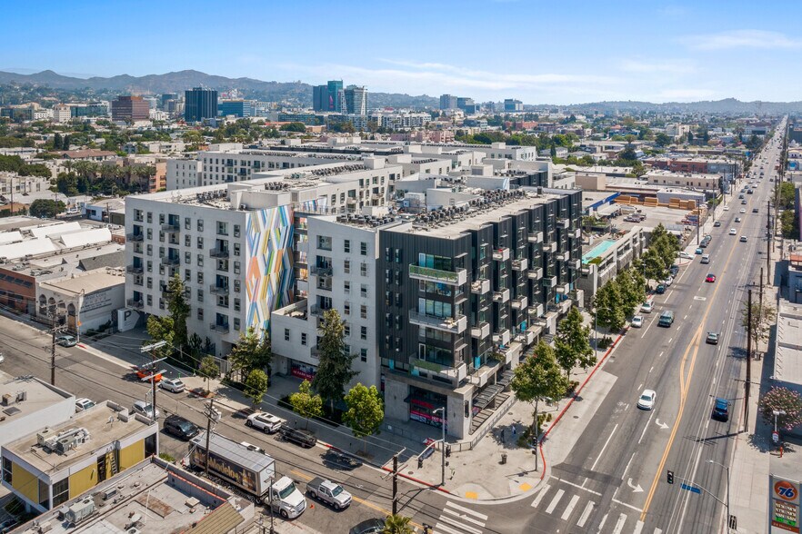6677 W Santa Monica Blvd, Los Angeles, CA à louer - Photo du bâtiment - Image 3 de 3