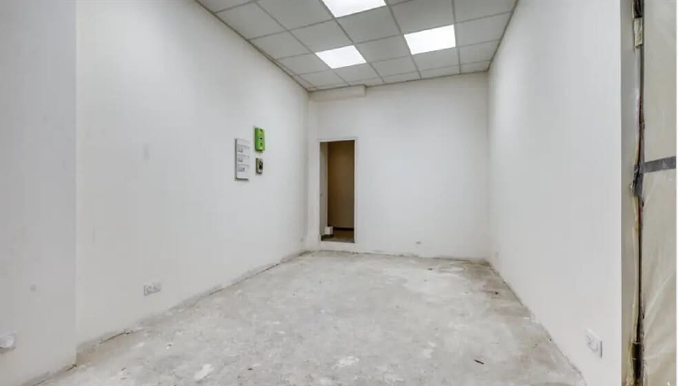 Retail in Paris for lease - Interior Photo - Image 2 of 8