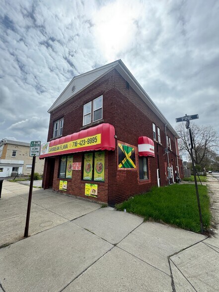 2501 Pine Ave, Niagara Falls, NY à vendre - Photo du bâtiment - Image 2 de 13