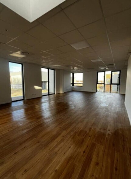 6 Rue Des Frères Boude, Toulouse for lease - Interior Photo - Image 3 of 4