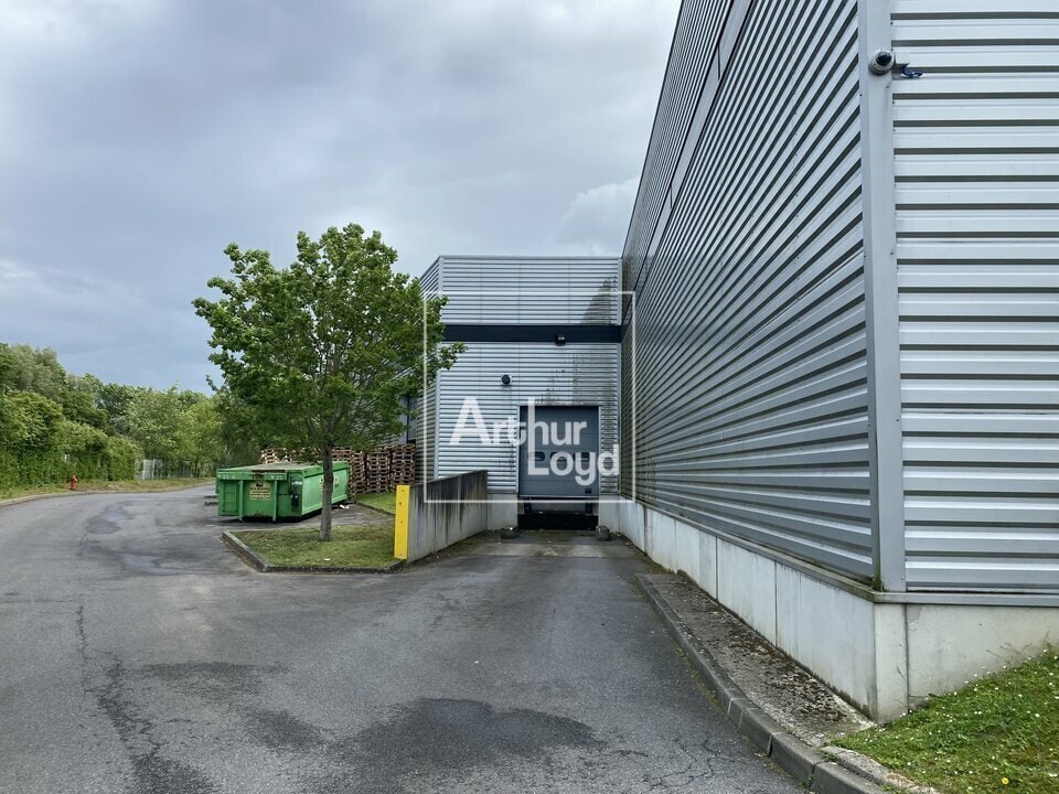 Industrial in Combs-la-Ville for lease Building Photo- Image 1 of 7