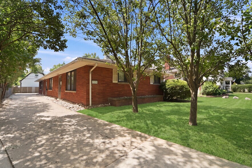 219 W 12 Mile Rd, Royal Oak, MI à vendre - Photo du bâtiment - Image 2 de 41