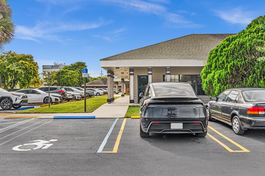 5341 W Atlantic Ave, Delray Beach, FL à vendre - Photo du bâtiment - Image 3 de 37