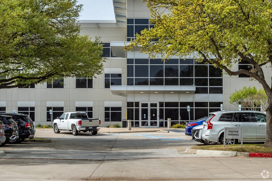 8616 Freeport Pky, Irving, TX à louer - Photo du bâtiment - Image 2 de 12