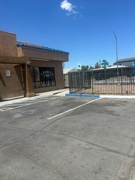 300 S Bruce St, Las Vegas, NV à louer - Photo du bâtiment - Image 2 de 3