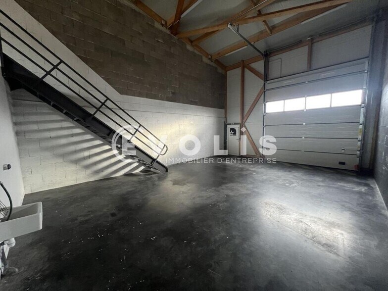 Flex in Combs-la-Ville for lease - Interior Photo - Image 3 of 9