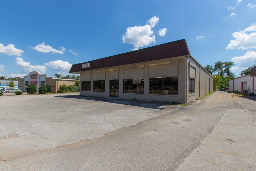 2733 University Dr NW, Huntsville, AL for lease - Building Photo - Image 1 of 15