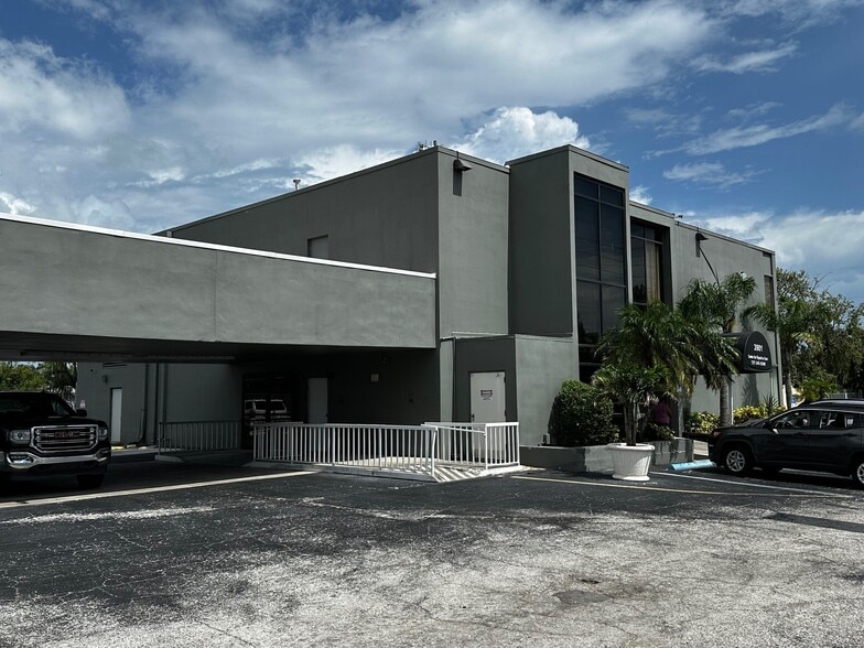 3901 66th St N, Saint Petersburg, FL for lease - Building Photo - Image 2 of 7