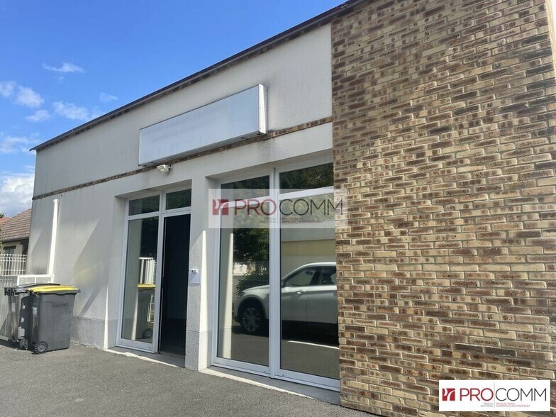 Retail in Chartres for lease - Building Photo - Image 1 of 5