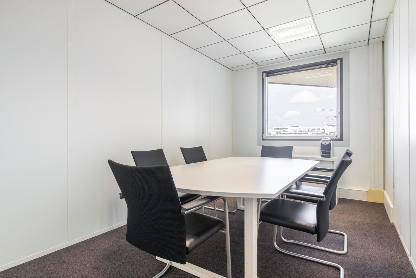 Coworking Space in Levallois-Perret for lease Interior Photo- Image 1 of 10