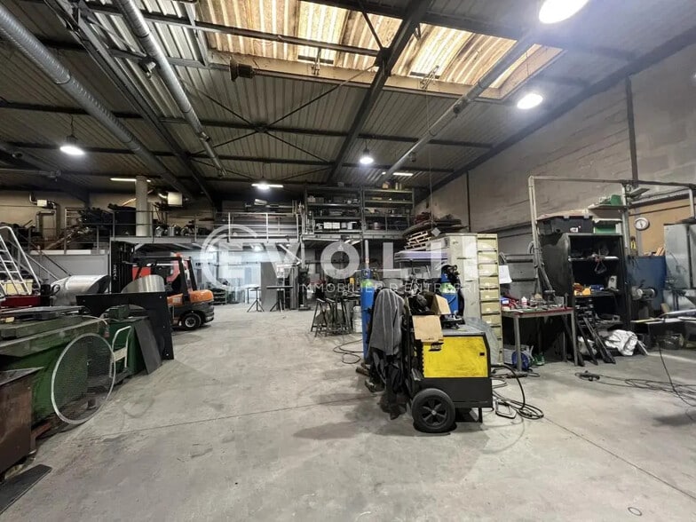 Flex in Bondy for lease - Interior Photo - Image 3 of 17