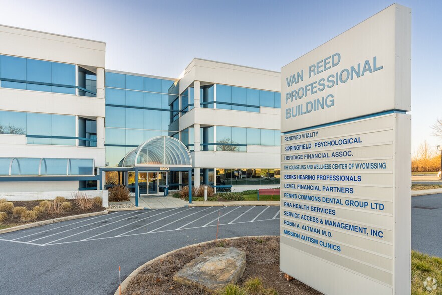 560 Van Reed Rd, Wyomissing, PA à louer - Photo du bâtiment - Image 2 de 8