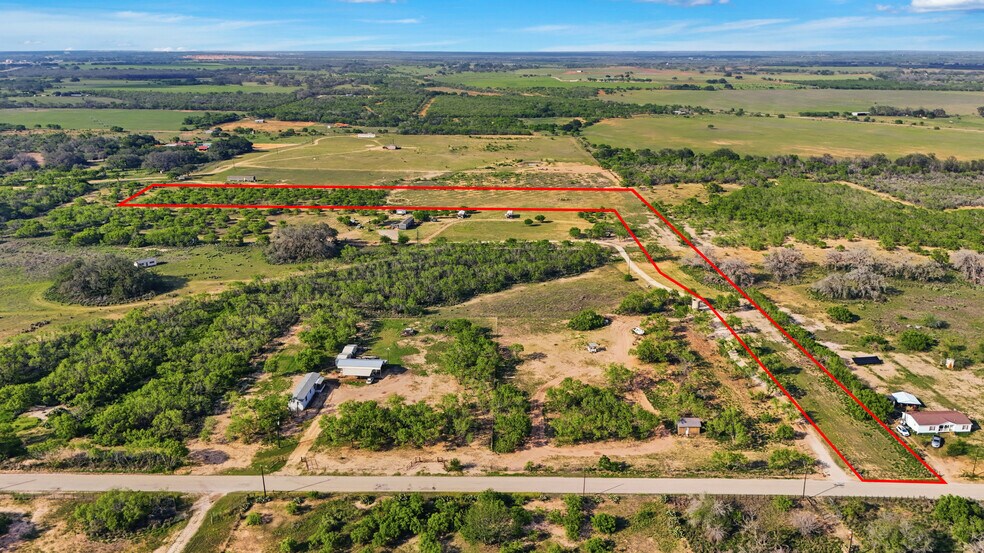 238 E Ditto Rd, Poteet, TX à vendre - Photo du bâtiment - Image 2 de 16
