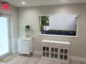 1571 NW 13th Ct, Miami, FL for lease Interior Photo- Image 2 of 4