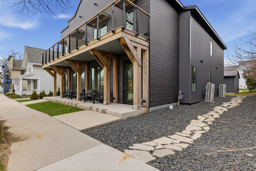 171 E Rhine St, Elkhart Lake, WI à vendre - Photo du bâtiment - Image 3 de 88