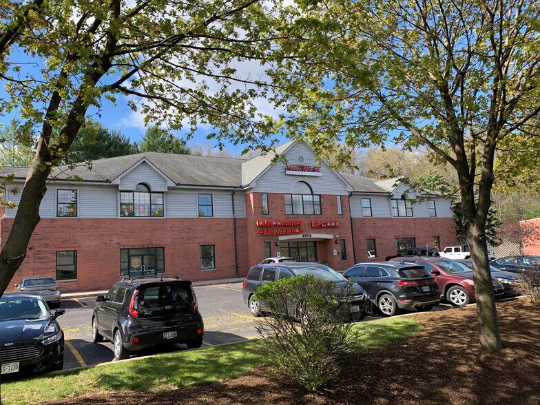 2574 Sun Valley Rd, Delafield, WI à louer - Photo du bâtiment - Image 2 de 3