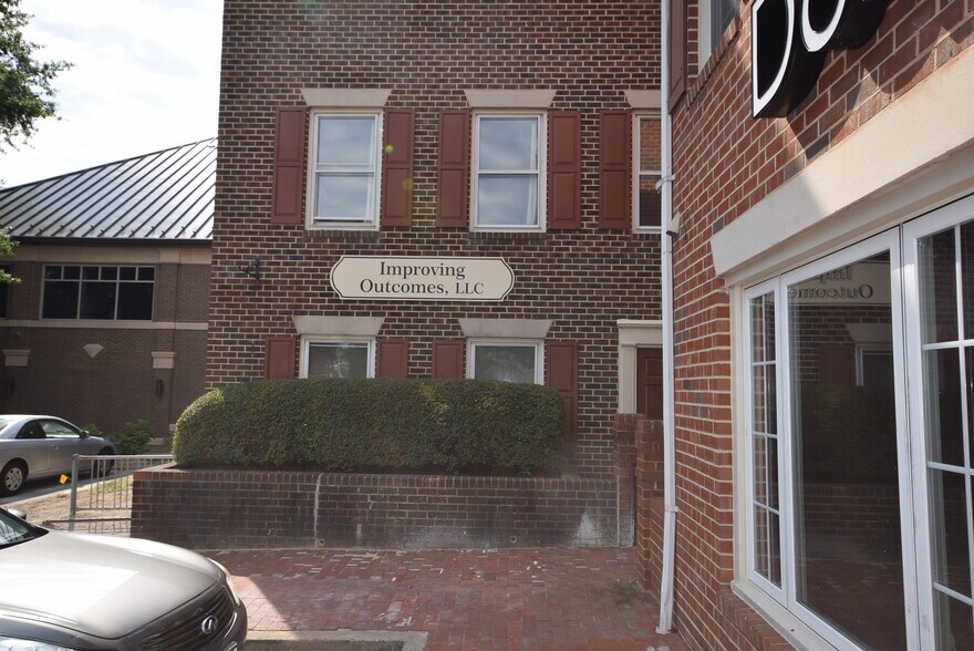 121-123 Rowell Ct, Falls Church, VA à louer - Photo du bâtiment - Image 3 de 4