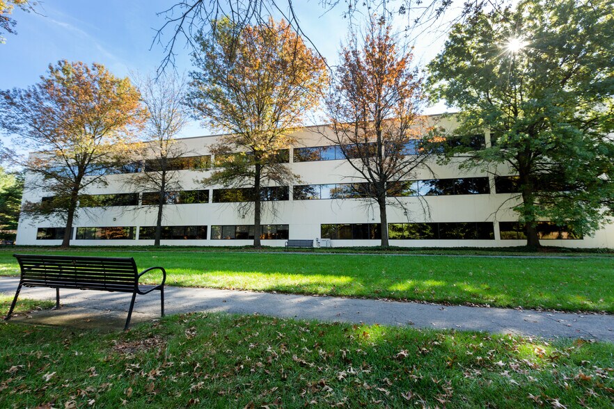 9711 Medical Center Dr, Rockville, MD à louer - Photo du bâtiment - Image 3 de 7