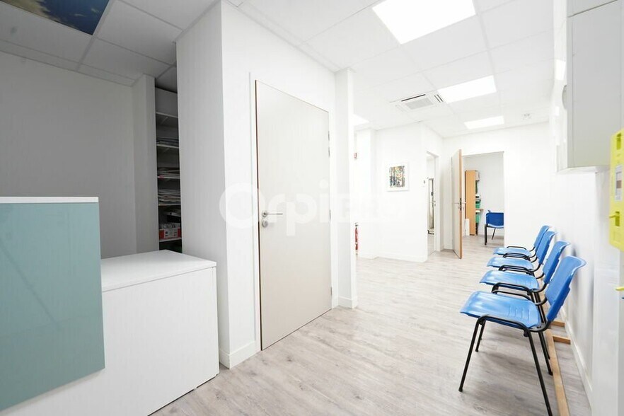 Office in Bourgoin-Jallieu for lease - Interior Photo - Image 2 of 6
