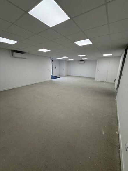 Retail in Craponne for lease - Interior Photo - Image 2 of 6