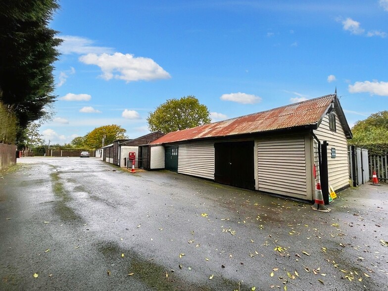 Lowfield Heath Rd, Horley for lease - Building Photo - Image 3 of 6