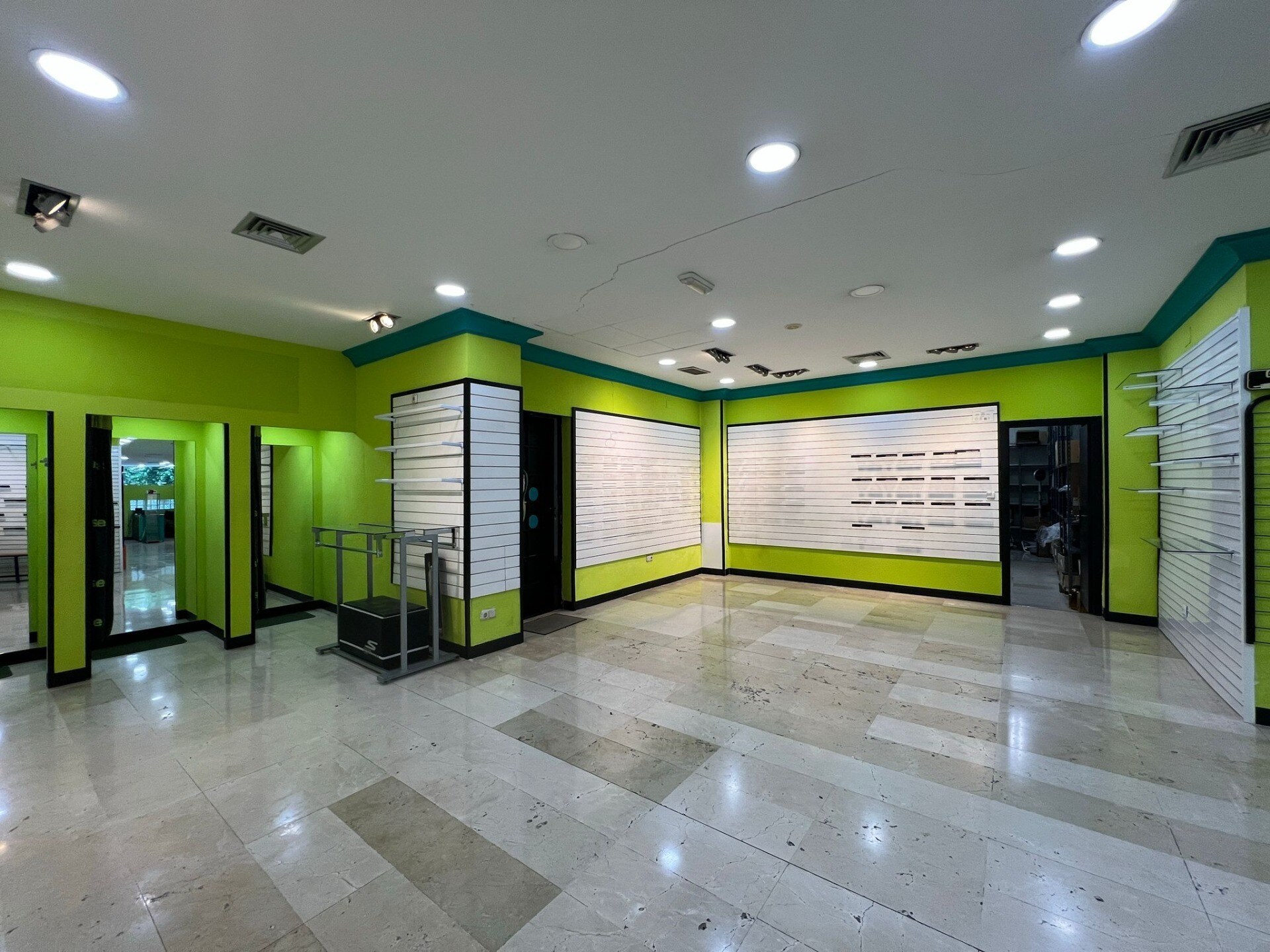 Retail in Cáceres, Cáceres for lease Interior Photo- Image 1 of 16
