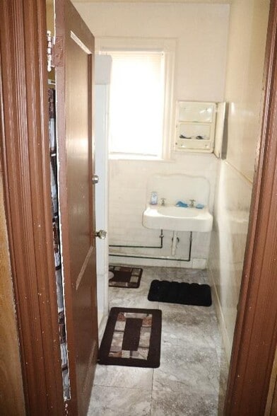 49 Fremont St, Bloomfield, NJ for sale - Interior Photo - Image 3 of 16