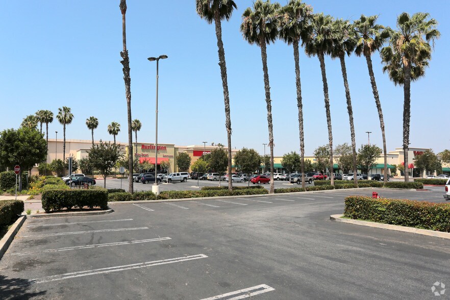 13502 Whittier Blvd, Whittier, CA à louer - Photo du bâtiment - Image 2 de 8