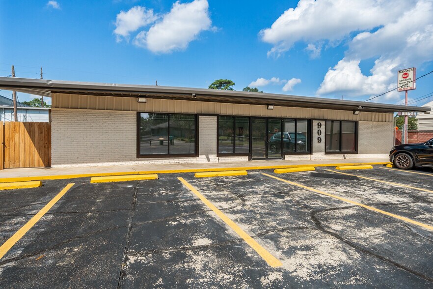 909 Houston St, Conroe, TX à louer - Photo du bâtiment - Image 2 de 20