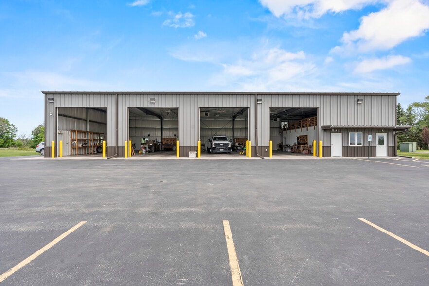 3160 Fernau ct, Oshkosh, WI for sale - Building Photo - Image 3 of 20