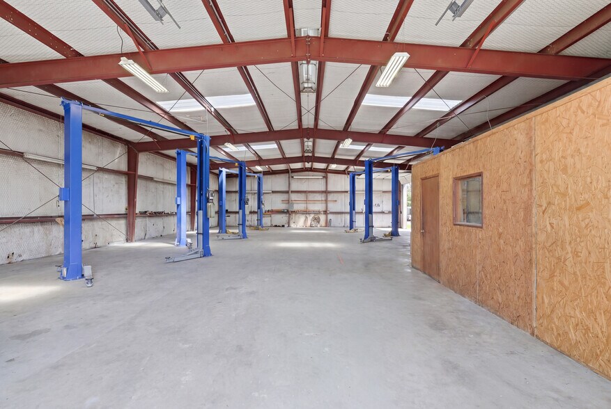 320 S S Wilcox St, Rockdale, TX à vendre - Photo du bâtiment - Image 1 de 21