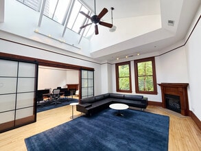 601-623 N State St & 4 E Ohio St, Chicago, IL for lease Interior Photo- Image 1 of 3