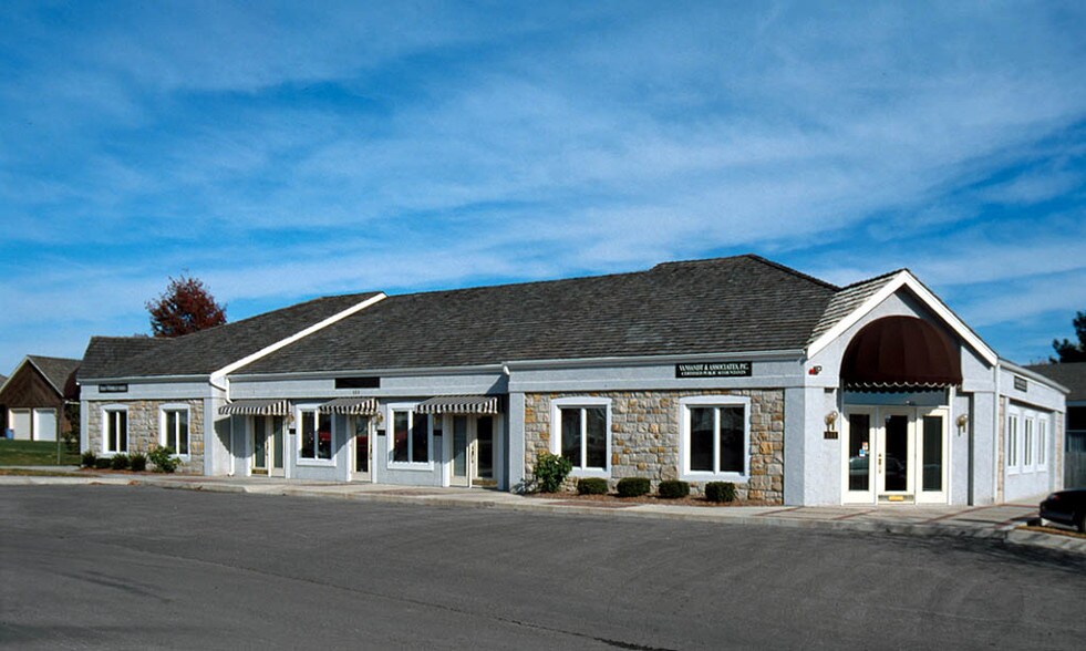 688 SE Bayberry Ln, Lee's Summit, MO à louer - Photo du bâtiment - Image 3 de 10