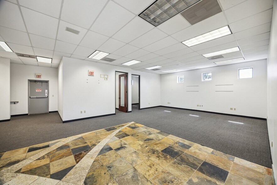 500 Durham Dr, Houston, TX à louer - Photo du bâtiment - Image 3 de 7
