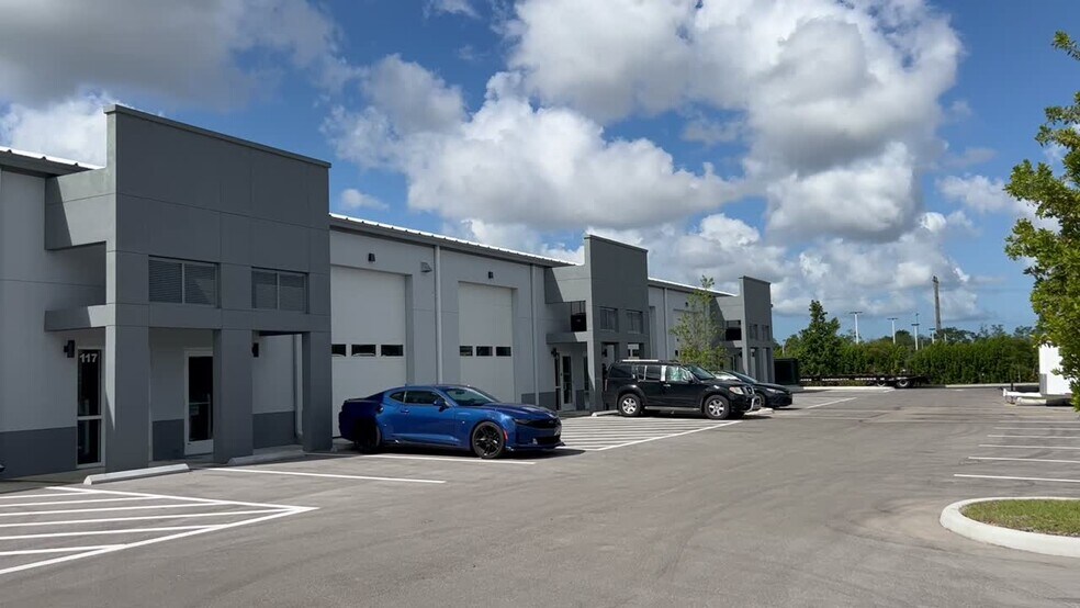 3933 Tollhouse Dr, Naples, FL à vendre - Vidéo sur l’inscription commerciale - Image 2 de 9