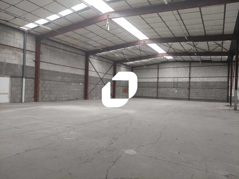 Office in Plaisir for lease - Interior Photo - Image 2 of 11