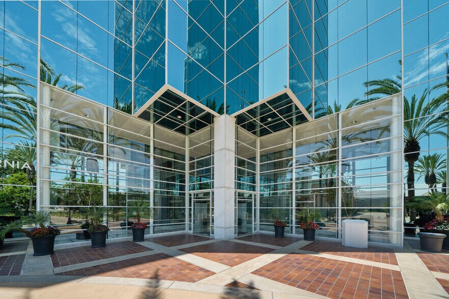 949 S Coast Dr, Costa Mesa, CA à louer - Photo du bâtiment - Image 2 de 16