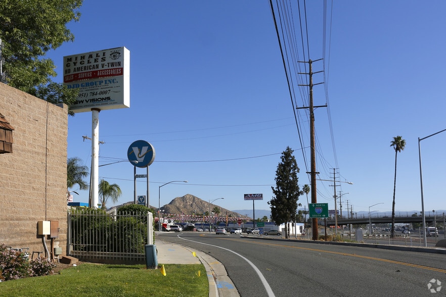 387 W La Cadena Dr, Riverside, CA for sale - Building Photo - Image 2 of 5