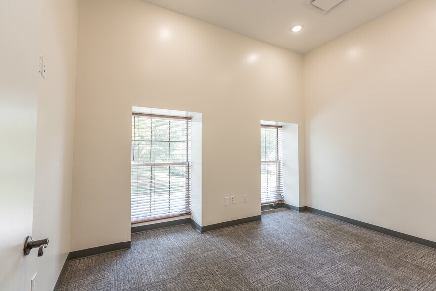 130 W Trade St, Dallas, NC à louer - Photo intérieure - Image 3 de 10