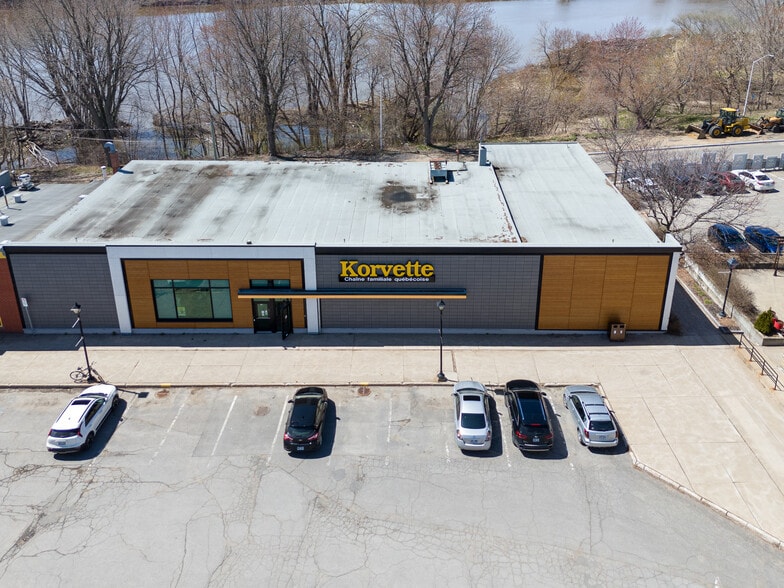 200 Pl Du 21-Mars, Nicolet, QC à louer - Photo du bâtiment - Image 3 de 7