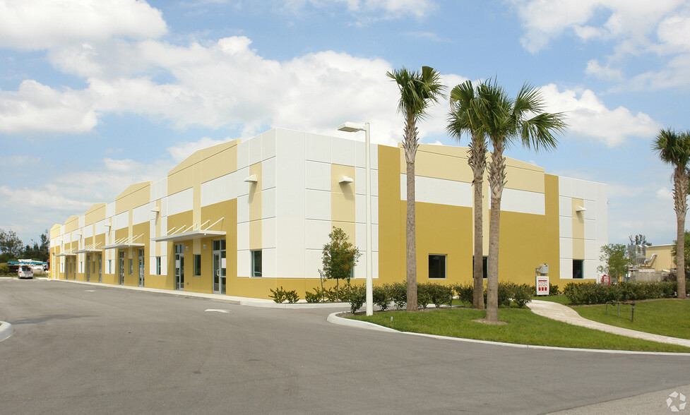 1669 SE South Niemeyer Cir, Port Saint Lucie, FL for lease - Building Photo - Image 1 of 4