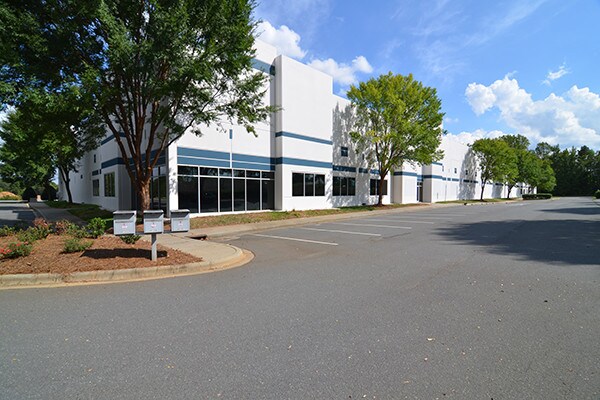 8610 Air Park West Dr, Charlotte, NC à louer - Photo du bâtiment - Image 2 de 23
