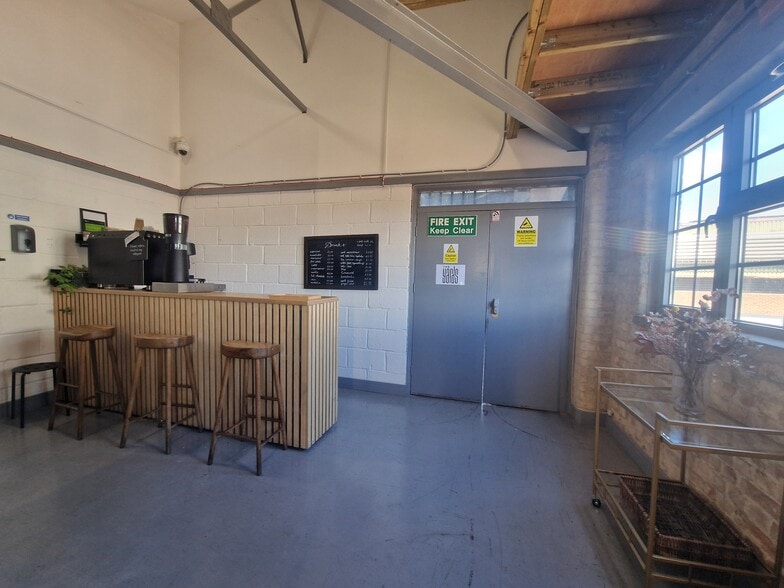 15 Argall Ave, London for lease - Building Photo - Image 3 of 14