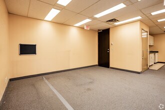 5920 & 5940 Macleod Trl SW, Calgary, AB à louer Photo du bâtiment- Image 2 de 10