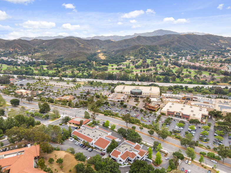 299 W Hillcrest Dr, Thousand Oaks, CA for lease - Building Photo - Image 3 of 8