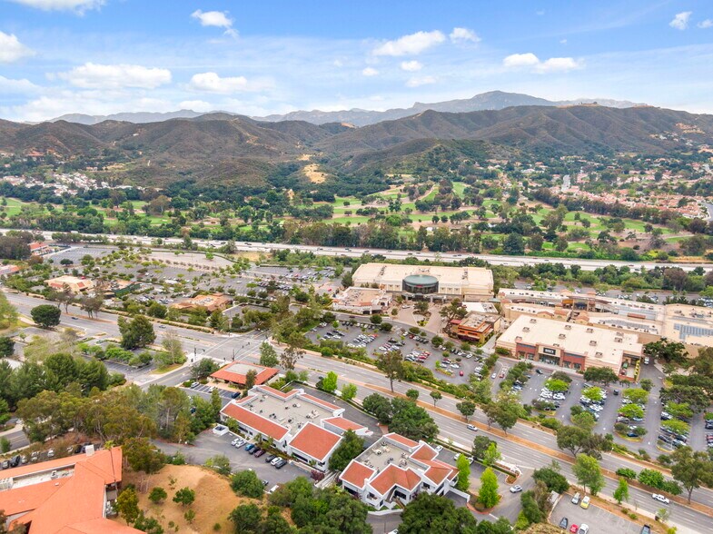 299 W Hillcrest Dr, Thousand Oaks, CA à louer - Photo du bâtiment - Image 3 de 12