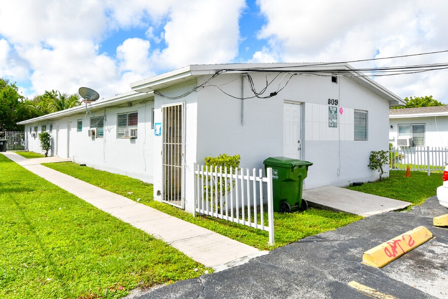 809-813 Northwest 7th Street portfolio of 2 properties for sale on LoopNet.ca - Building Photo - Image 3 of 7