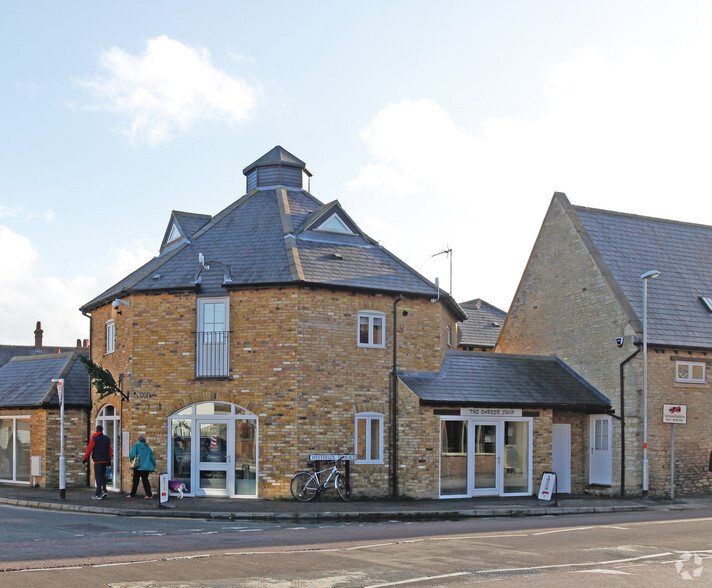 1A Wharf Rd, Higham Ferrers à vendre - Photo principale - Image 1 de 1