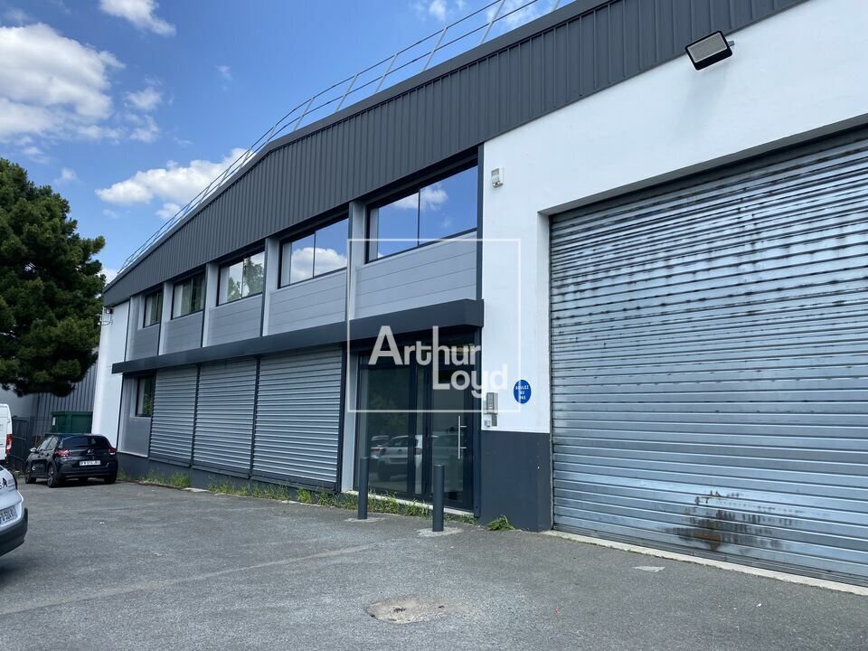 Industrial in Morangis for lease Building Photo- Image 1 of 6