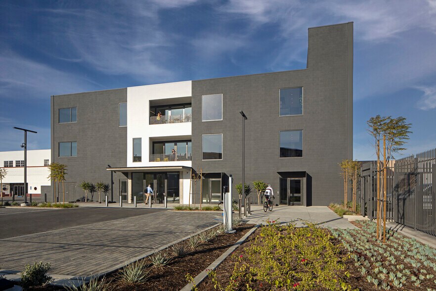 17434 Bellflower Blvd, Bellflower, CA à louer - Photo du bâtiment - Image 2 de 2